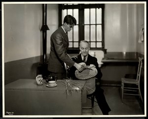 Homem ensinando outro homem a fazer cestas na Associação para Cegos de Nova York, 111 East 59th Street, Nova York, 1931 (impressão em gelatina de prata)